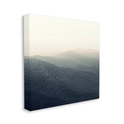 Lush Summertime Mountains Misty Grassland par Nicholas Bell - photographie
