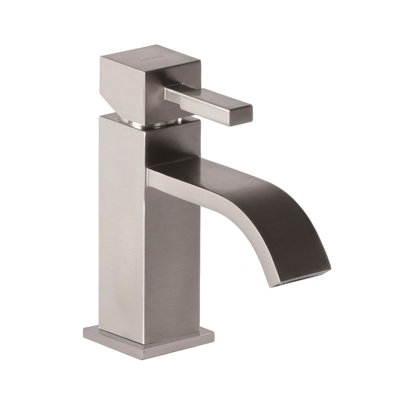 Kubista Single-Hole Single-Handle Bathroom Faucet with Drain Assembly