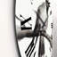 Horloge murale surdimensionnée sur une branche-60186664