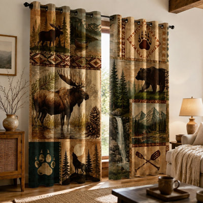 Ensemble de 2 rideaux-tapisseries imprimés représentant un chalet en pleine nature avec des orignaux, des ours, des loups et une cascade. Décor rustique et naturel pour le salon et la chambre à coucher.