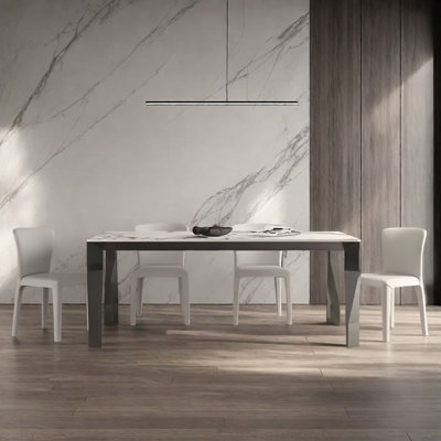 Petit appartement avec table et chaises simples