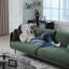 Coussin en velours côtelé vert-109076543