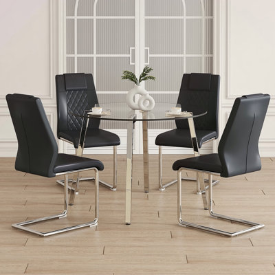 Ensemble de table et de chaises.Une table ronde en verre trempé transparent de style minimaliste moderne avec des pieds en métal argenté.