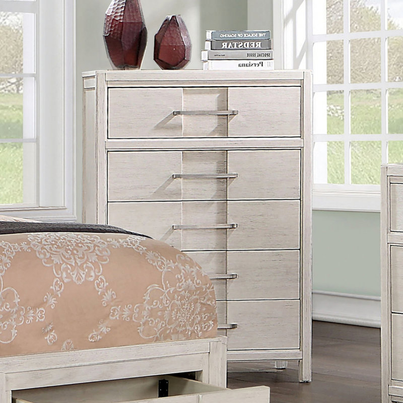 Commode de style transitionnel avec cinq tiroirs pour la maison
