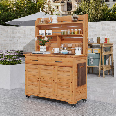 Banc de rempotage d'extérieur en bois de sapin avec beaucoup de rangement, tablettes réglables, crochets et roulettes verrouillables