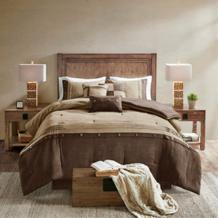Ensemble d'édredon en faux suède 7 pièces, brun. Style Lodge avec boutons et coussins décoratifs