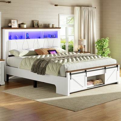 Base de lit grand format avec rangement, porte de grange coulissante, tête de lit tapissier avec station de charge et lumière DEL Farmhouse