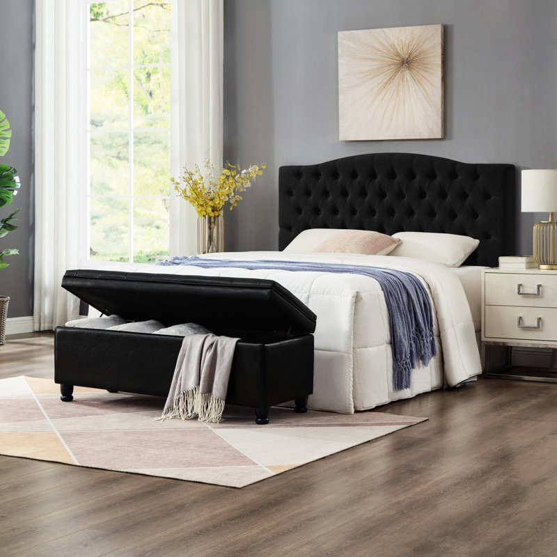 Banc rembourré noir avec boutons. Cadre en bois massif. Peut contenir des magazines, des coussins. Confortable et pratique. 45 po x 18 po x H 18 po. Rangement à boutons requis en noir. Peut accueillir des chaussures et des magazines.