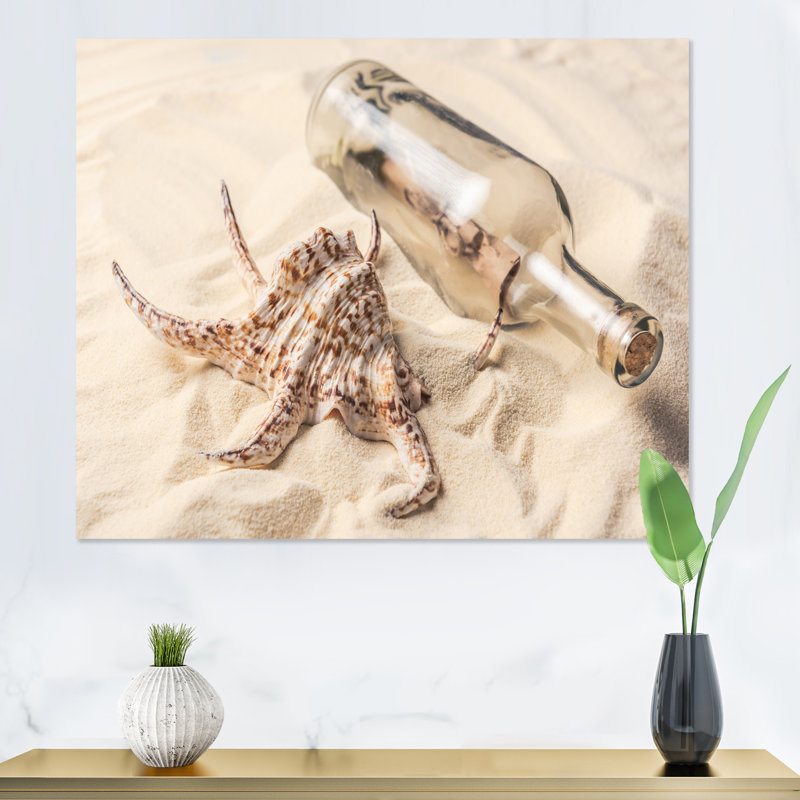 Coquillage et bouteille avec lettre sur la plage de sable - photographie sur toile, H 34 po x l 44 po, Toile tendue