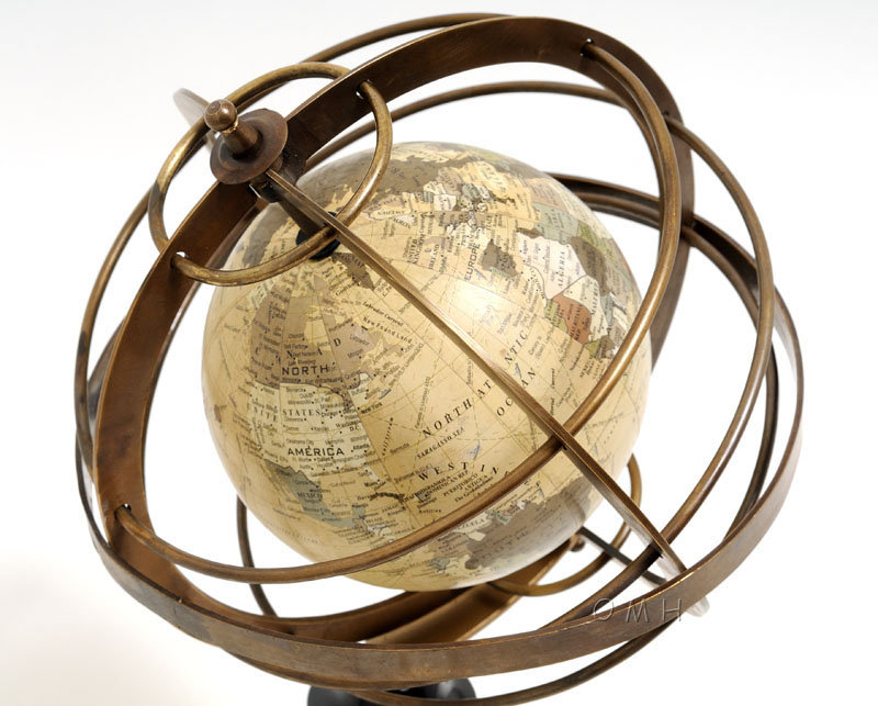 Globe terrestre dans des anneaux en laiton