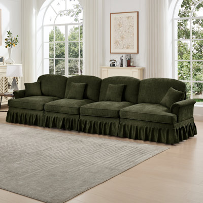 Élégant canapé Mid-Century à 4 places avec accoudoirs évasés et volants amovibles, jupes plissées et pieds fuselés, canapé confortable en chenille à quatre places pour le salon, vert