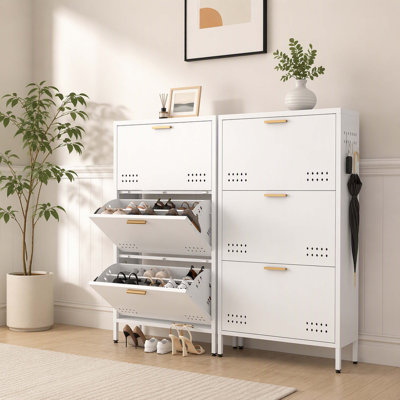 Meuble de rangement blanc pour chaussures en acier au carbone surélevé blanc, armoire à chaussures inclinable minimaliste moderne avec grand volume de rangement, crochets latéraux et dispositif de sécurité anti-basculement, organisateur de chaussures d'entrée à plusieurs niveaux