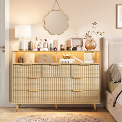 Commode 7 tiroirs cannelée de 54 pouces de largeur, commode moderne avec lumières à DEL et station de charge, poignées dorées, tablette ouverte, commode pour chambre à coucher et couloir, chêne