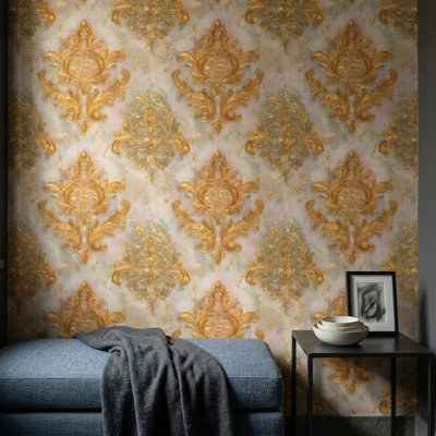 Papier peint mural baroque à motifs damassés dorés et volutes, texture dorée.