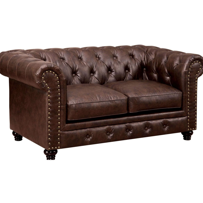 Brun moderne avec coussins à boutons, accoudoirs roulés et garniture cloutée, pieds uniques inspirés, largeur de 38,5 po, profondeur en simili cuir transitionnel de 67,32 po, assemblage simple