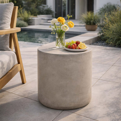 Table d'appoint d'extérieur en béton léger MGO de conception cylindrique, résistante aux intempéries, facile à déplacer et prête à l'emploi.