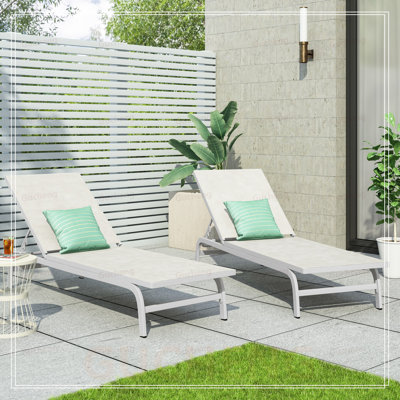 Élégantes chaises longues d'extérieur en maille avec structure en aluminium pour une détente et une durabilité ultimes, parfaites pour une utilisation sur le patio et la piscine.