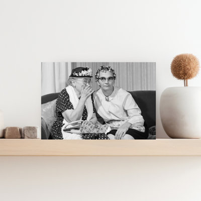 «1960s Older Women on Couch partageant un secret dans un chapeau fleuri, un dans les bigoudis, art mural rétro classique rétro