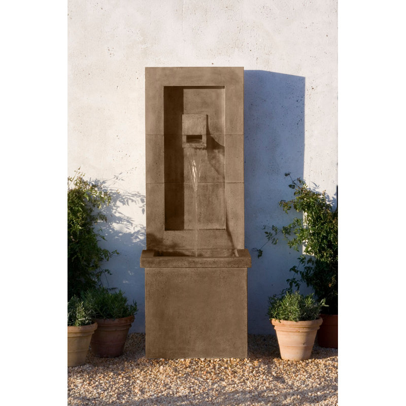 Fontaine moderne en béton, Pierre calcaire vieillie