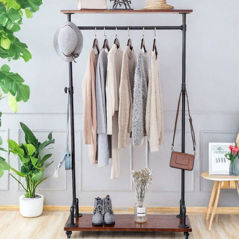 Porte-vêtements industriel sur roulettes. Support à vêtements roulant en fer avec tablettes en bois. Robuste pour usage commercial. Steampunk. Détail. Deux niveaux.
