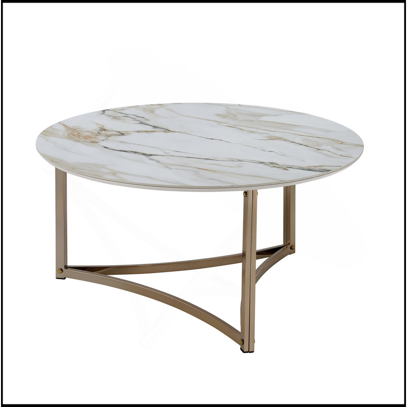 Table basse élégante et durable avec plateau en pierre frittée et finition champagne