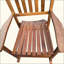 Chaise berçante confortable en bois massif avec assise large et accoudoirs pour la détente, parfaite pour le balcon et le porche.
