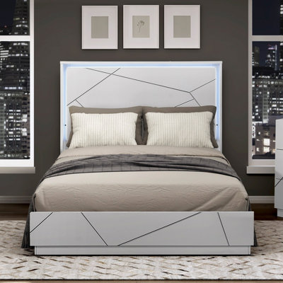 Très grand lit blanc avec tête de lit à DEL et motif géométrique