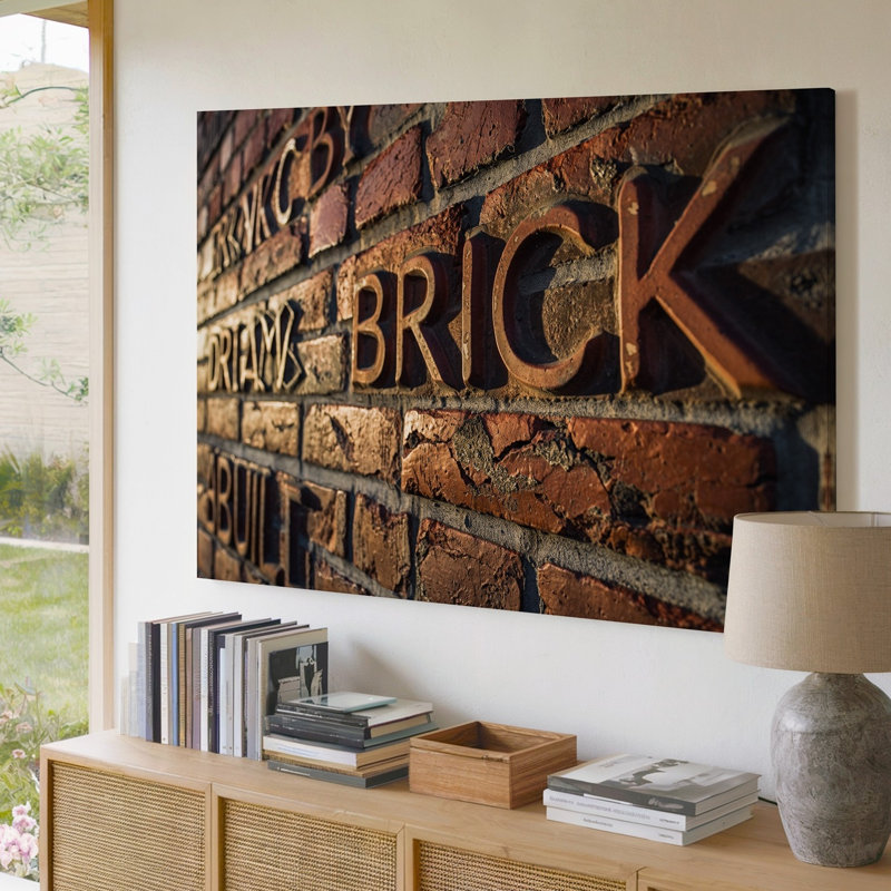 Toile, art mural d'une brique richement texturée, mettant en valeur des lettres en relief, H 20 po x l 30 po