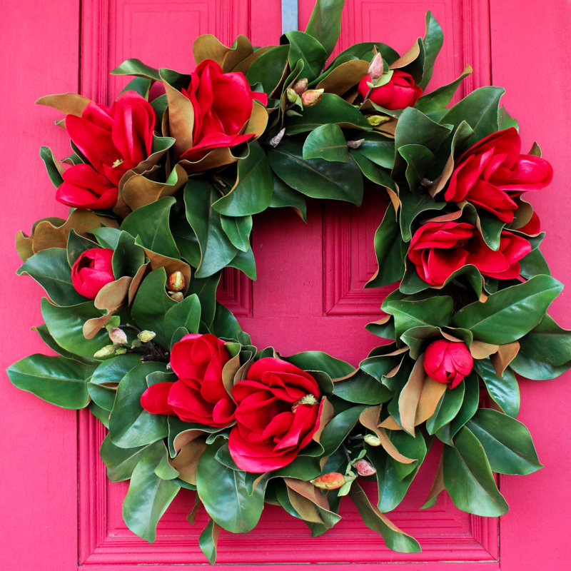 Couronne de Noël classique avec touche réelle de fleurs de magnolia rouges, de bourgeons et de feuilles