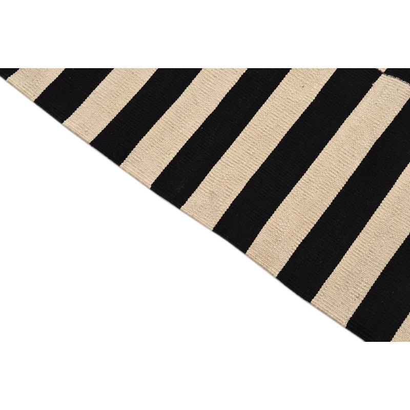 Tapis noir et blanc 4 pi 4 po x 5 pi 11 po Pinkerton