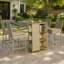 Ensemble de bar extérieur en osier cinq pièces avec étagères de rangement et tabourets ergonomiques pour recevoir sur la terrasse.