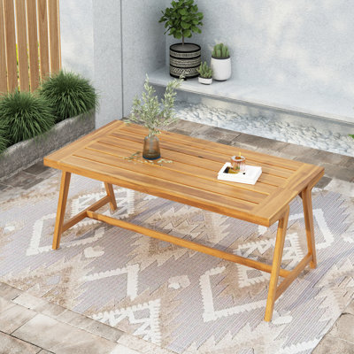 Table contemporaine en bois avec finition, sièges 4 à 6 pour les rassemblements extérieurs