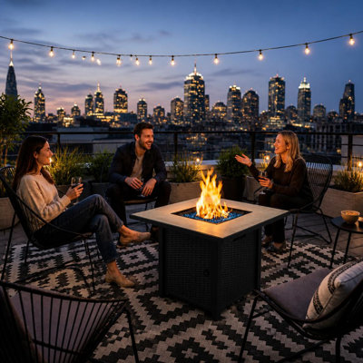 La table de foyer d'extérieur comprend un couvercle et de la pierre de lave, idéale pour les patios, les terrasses et les jardins, ajoutant chaleur et ambiance aux espaces extérieurs