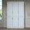 Armoire spacieuse à trois portes avec poignées dorées, solution de rangement moderne avec deux tringles de suspension et étagères Titre du produit: Armoire d'entrée moderne avec tiroirs spacieux