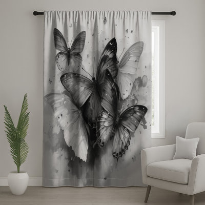 Rideaux de fenêtre monochromes et papillons