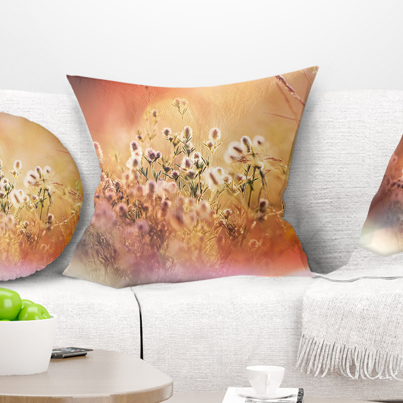 Fleurs sauvages sur fond clair - Coussin décoratif à imprimé floral, 16 po x 1 po, Carré
