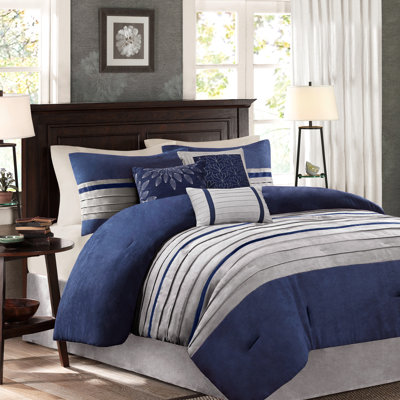 Édredon 7 pièces en faux suède - bleu très grand. . Conception en pièces pour plus de confort. Coussins décoratifs brodés. Comprend un édredon, des taies décoratives, des oreillers et une jupe de lit. Laver à la machine. Repasser à la vapeur. Transitionnel
