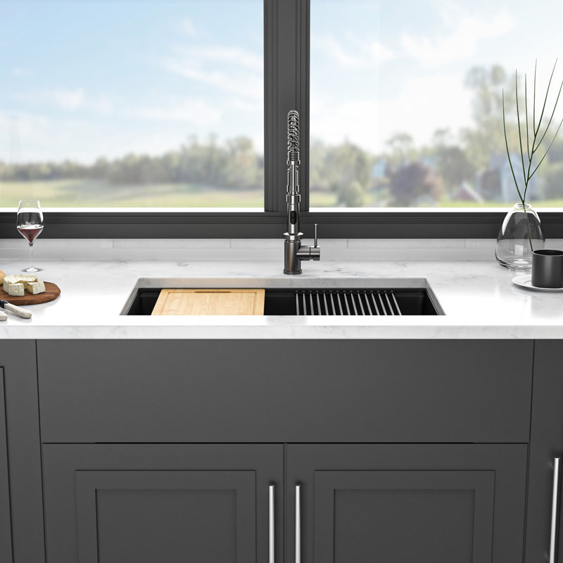 Évier de cuisine encastré 32 po x 19 po en quartz, avec coins arrondis, surface nécessitant peu d'entretien, contenant une grille de séchage, grille, planche à découper et évier avec guide d'installation, noir