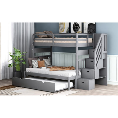 Lit superposé simple au-dessus d'un lit double gris avec lit gigogne, rangement pour escalier fonctionnel, quatre tiroirs, garde-corps de longueur, ensemble de lattes inclus, convient à l'escalade facile en famille, trois tablettes ouvertes et