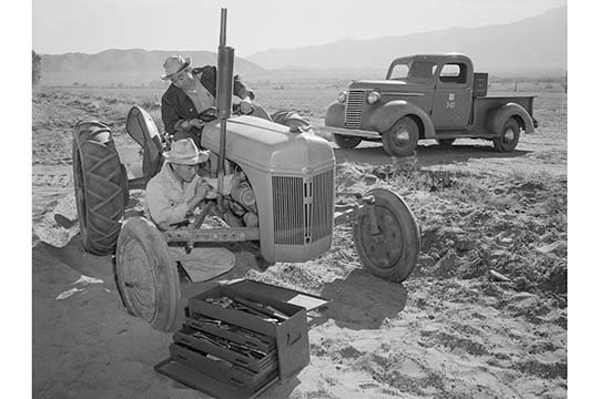 Tracteur de réparation: Benji iguchi par Ansel Adams - reproduction de photo, H 44 po x l 66 po