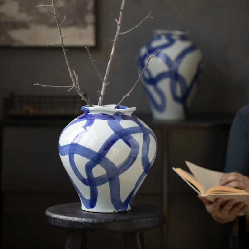 Vase en céramique bleu enneigé et blanc