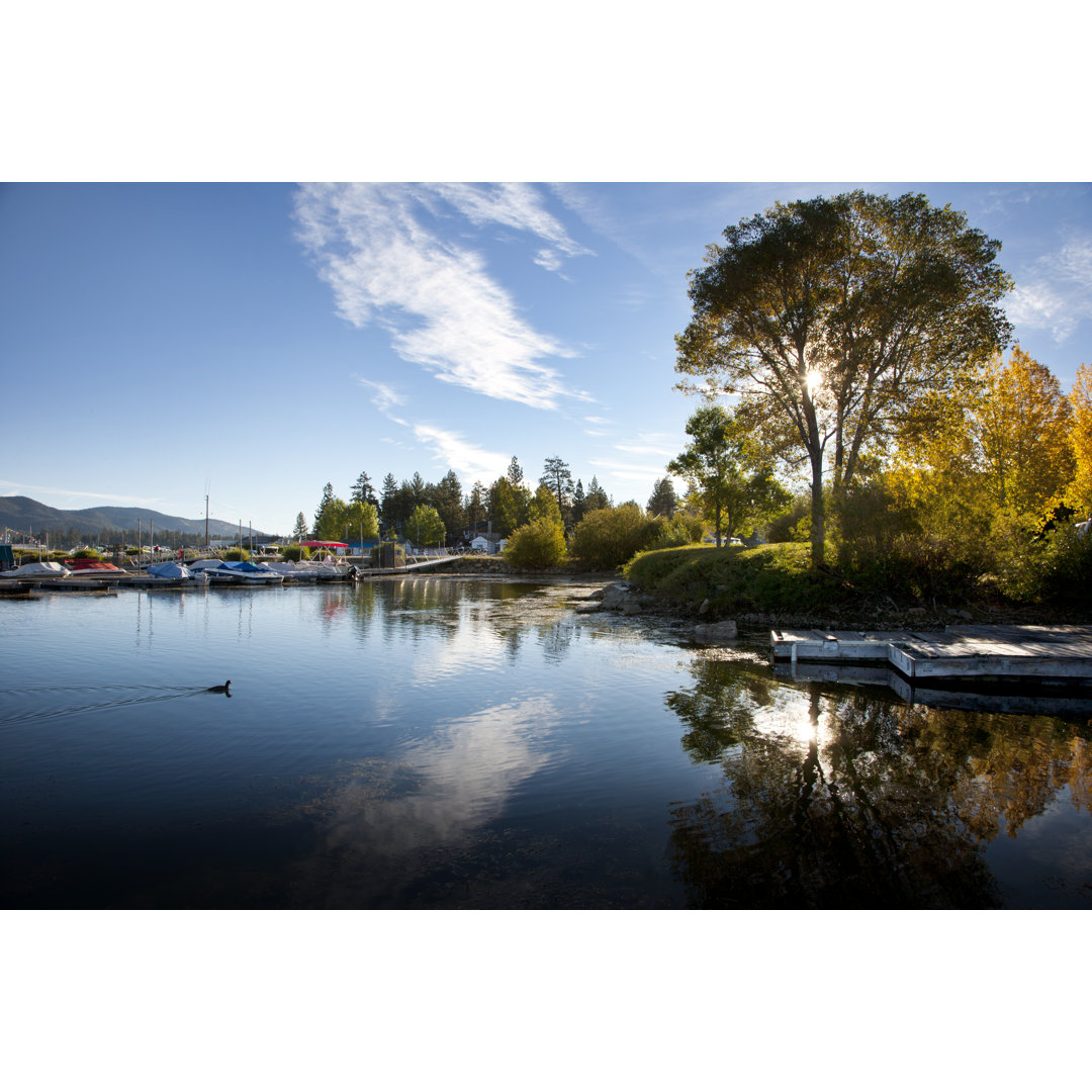 Schöner See im Herbst von HadelProductions - Druck