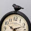 Métal vieilli avec oiseau à l’horloge du haut de la maison