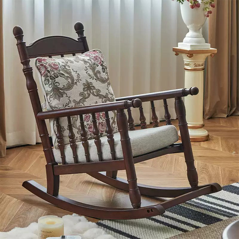 Chaise berçante élégante en noyer massif