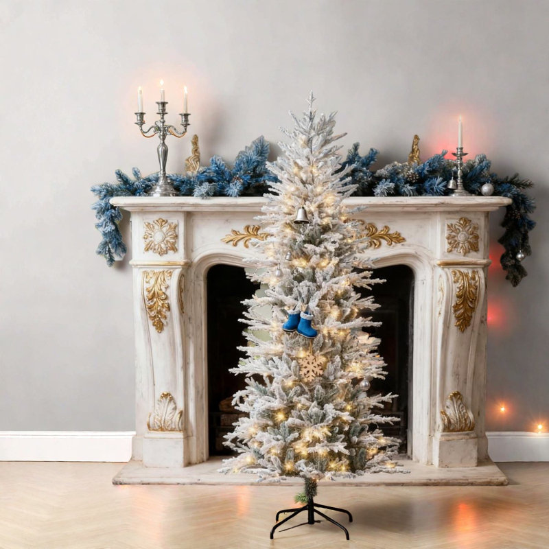Arbres de Noël réalistes en flocage, plastique vert, lumières jaunes chaudes pour des réunions de famille douillettes
