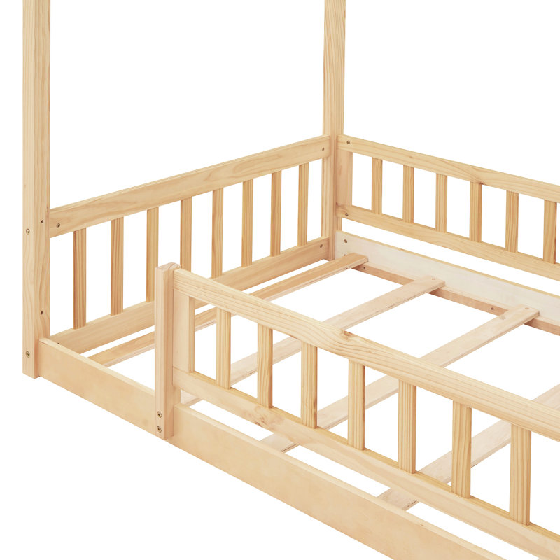 Lit simple avec clôture en bois et aire de jeux, Natural