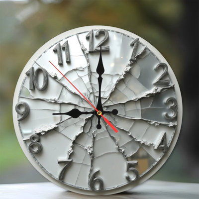 Horloge miroir brisée