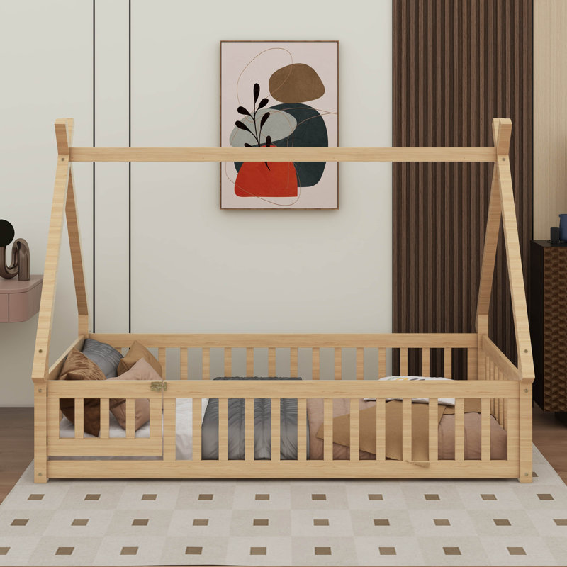 Lit simple à profil bas de style Montessori avec clôture et entrée de porte, Naturel