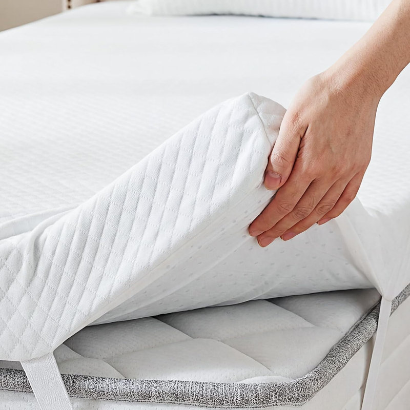 Surmatelas en mousse à mémoire de forme de 4 po avec housse Alwyn Home, base antidérapante, amovible et lavable, Grand