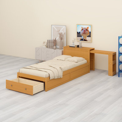 Le lit plateforme avec bureau et rangement intégrés présente un style moderne avec de larges tablettes de tête de lit